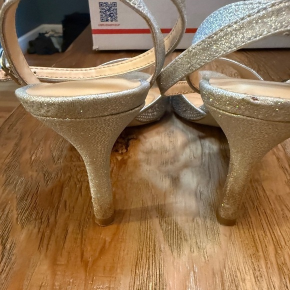 Badgley Mischka Silver Heels with Adjustable Ankle Strap see all pics ☑️ - Picture 4 of 5
